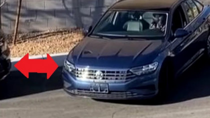 O femeie încearcă să parcheze un Volkswagen Passat folosind o tehnică BIZARĂ